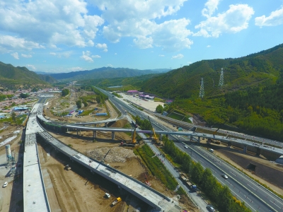 张承高速崇礼南互通改建工程桥面合龙