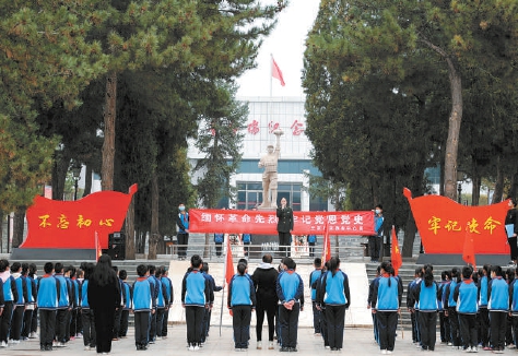 怀来县王家楼中心校师生在董存瑞烈士纪念馆缅怀英烈。