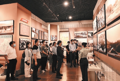 各界群众参观盘山烈士陵园。