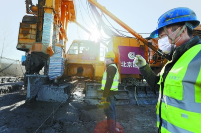 北京建工集团承建城市副中心三大建筑之一的剧院项目，复工以来的主要工作是TRD止水帷幕施工。