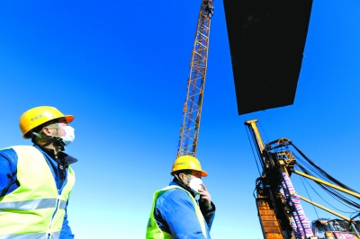 城市副中心三大建筑之一的图书馆项目施工现场，中铁建工的工人师傅们忙着吊装。