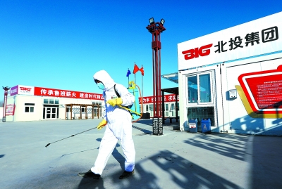 每天早晚两次，防疫人员在城市副中心三大建筑工程现场各区域进行消毒。
