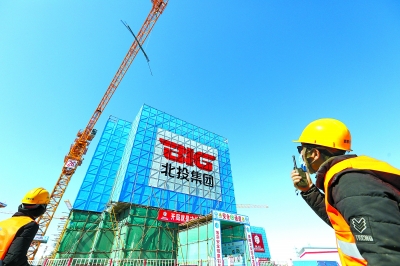 通州区东方厂周边棚户区改造安置房项目四标段，住总集团的工作人员指挥吊装钢筋。