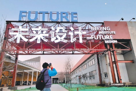 铜牛厂老工业大院内初步呈现出历史与现代并存、设计与科技交织的活力场景，成为新兴网红打卡地。