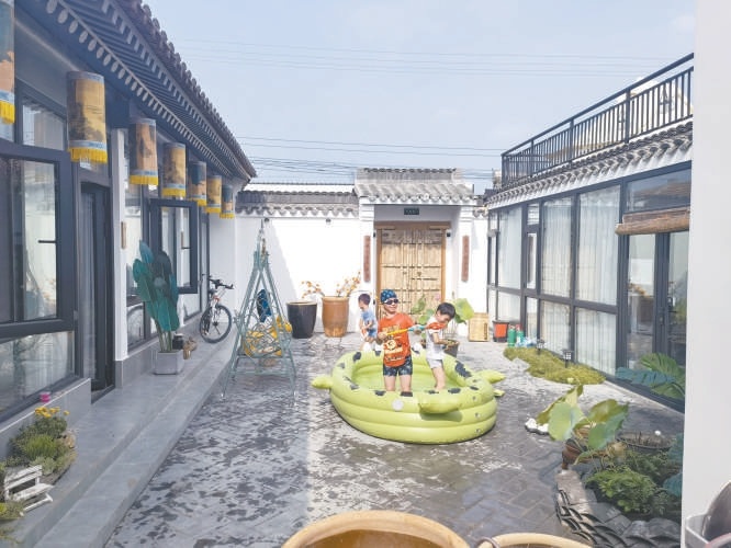 西集镇沙古堆村向北民宿庭院。恽秋供图