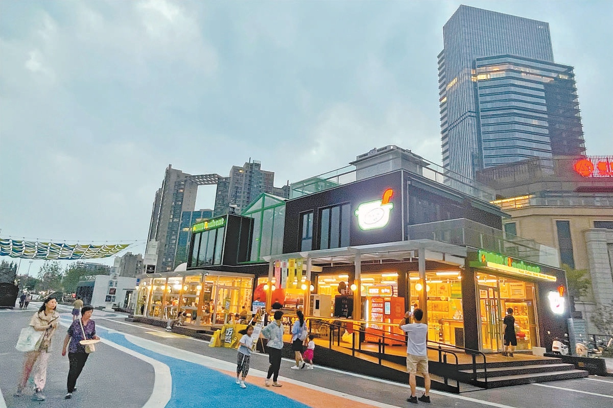 运河西岸自助泡面店。 运河西岸自助泡面店。