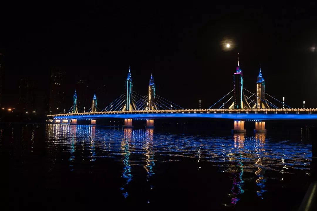 通州城市副中心的市民们漫步运河岸