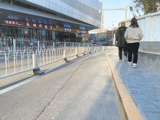 西关社区通过申请小微项目，打通了道路微循环，改变了人车混行的局面。