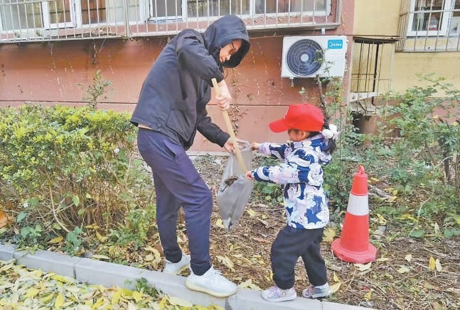 青少年志愿者参与社区环境治理。