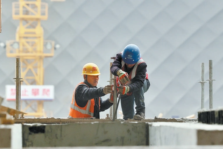 基坑气膜内，工作人员加班加点保证施工进度。