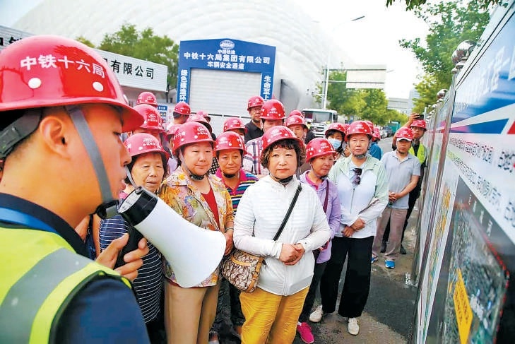 2024年6月，通州区水务局海绵城市工程项目部邀请附近居民前来参观，逐一解答居民的疑问，听取居民对项目和气膜措施的意见和建议。