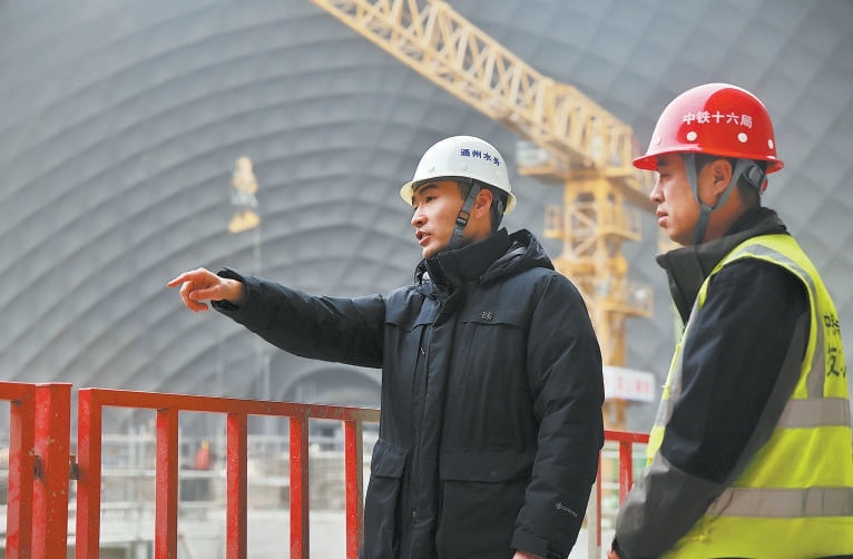 通州区水生态治理与海绵城市事务中心主任陈博每天都会在工地认真巡视，关注安全生产与施工进度。