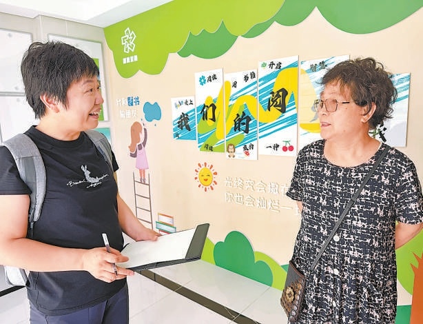 于伟娜（左）在社区内走访。