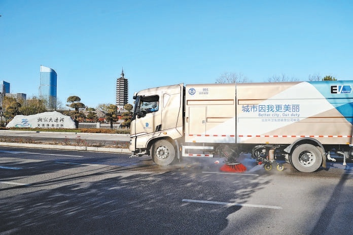 11月17日，城市副中心三庙一塔景区外，环卫车清理街道。
