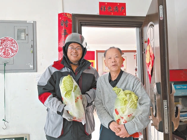 “玉见骑士”上门送爱心蔬菜。 “玉见骑士”上门送爱心蔬菜。