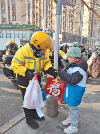 “北苑宝贝”为外卖骑手送福袋。 “北苑宝贝”为外卖骑手送福袋。