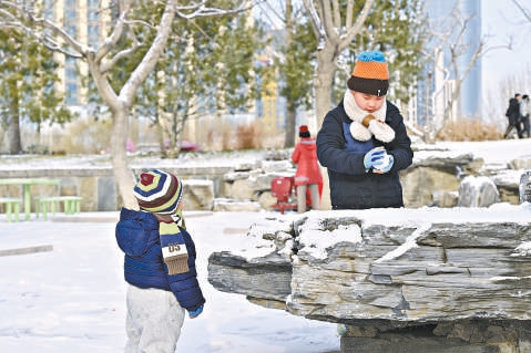 西海子公园南区拆除围栏，市民逛公园更加便利。