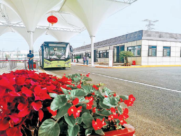 停车场距环球影城直线距离约为1公里，泊车游客可免费乘坐接驳车直达度假区。