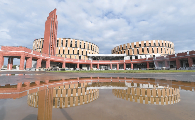 北京学校艺术中心(左)、体育馆(右)。