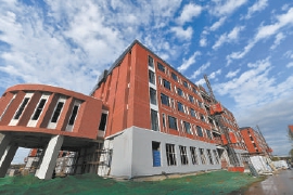 在建的中学部。