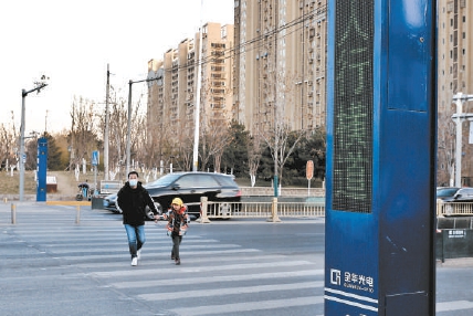 副中心42个路口的人行横道安装了自适应信号灯，可根据行人的停驻时间自动切换成过街绿灯。