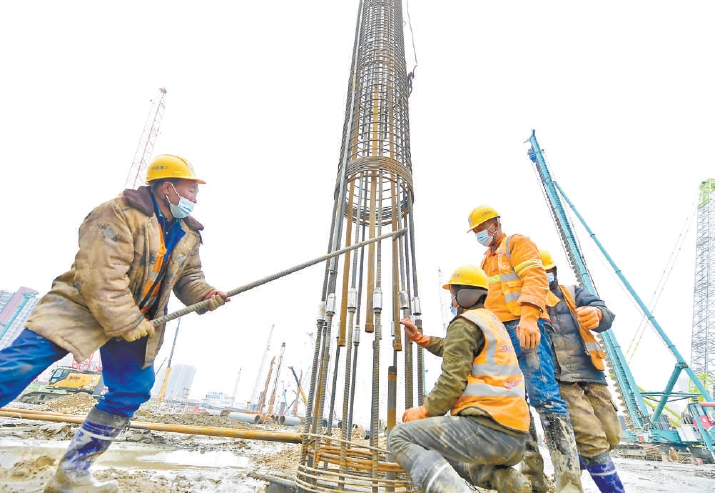 城市副中心站综合交通枢纽工地，工人们正加紧施工。