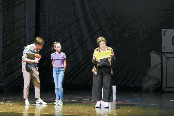 台湖镇中心小学学生张雨婧晗（中）在舞台剧《为你点亮一盏灯》中表演。