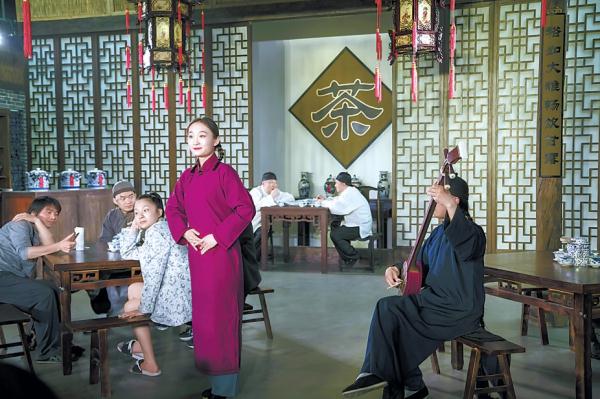台湖演艺车间上演沉浸式演出剧目《茶馆》。