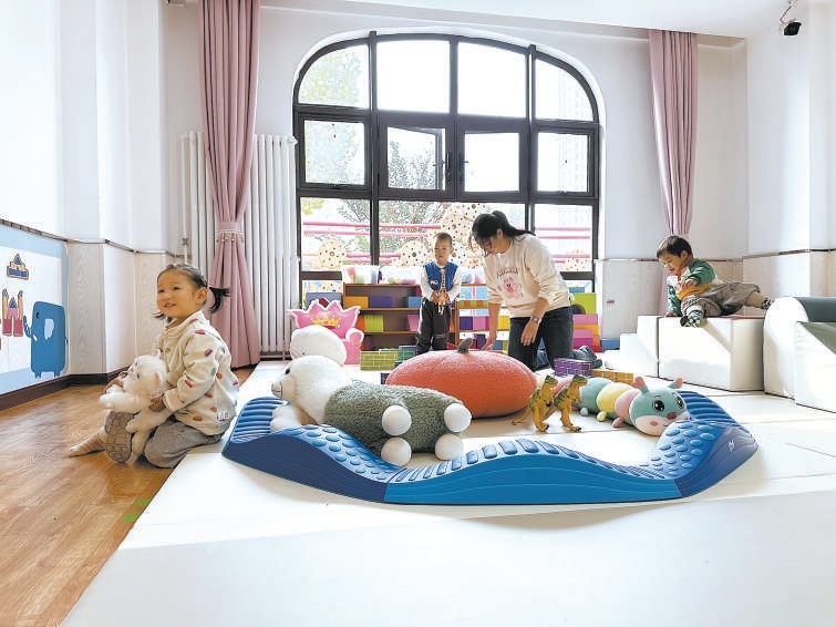 红杉溪谷幼儿园在托班设置游乐区，让孩子们可以尽情玩耍活动。