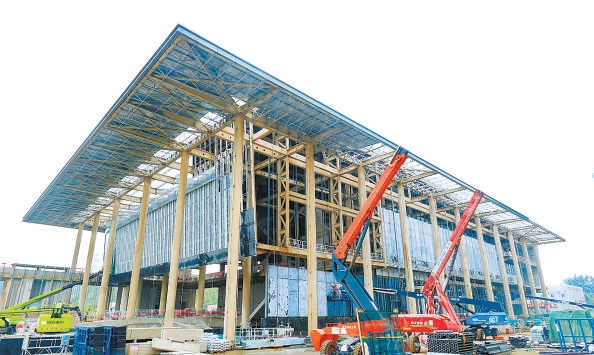 清华通州项目近零能耗建筑千人报告厅正在进行外幕墙施工。