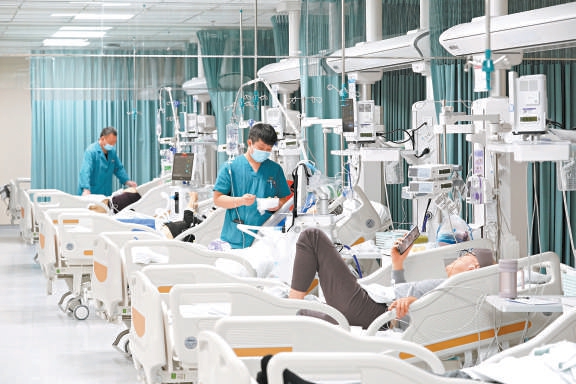 在北京安贞医院通州院区急诊危重症中心，医护人员正在照护病人。