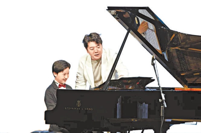大师课上，郎朗指导学生弹琴。