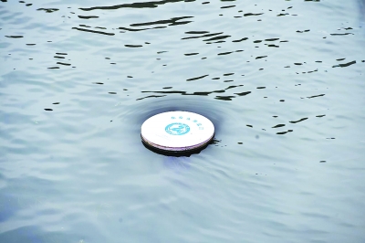 漂浮在河面上的“水环境侦察兵”可自动监测污水偷排、水质突变等情况。