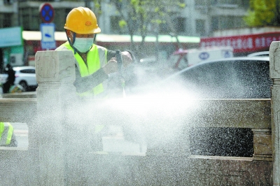 近日，通州区城管委对副中心各桥区的汉白玉栏杆做统一清洗。