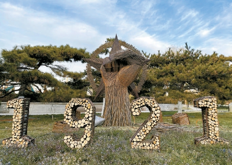 地景作品《1921》，年轻的设计师以“1921”为主题，献礼建党100周年,拳头寓意力量与团结同在,人民凝聚一心。