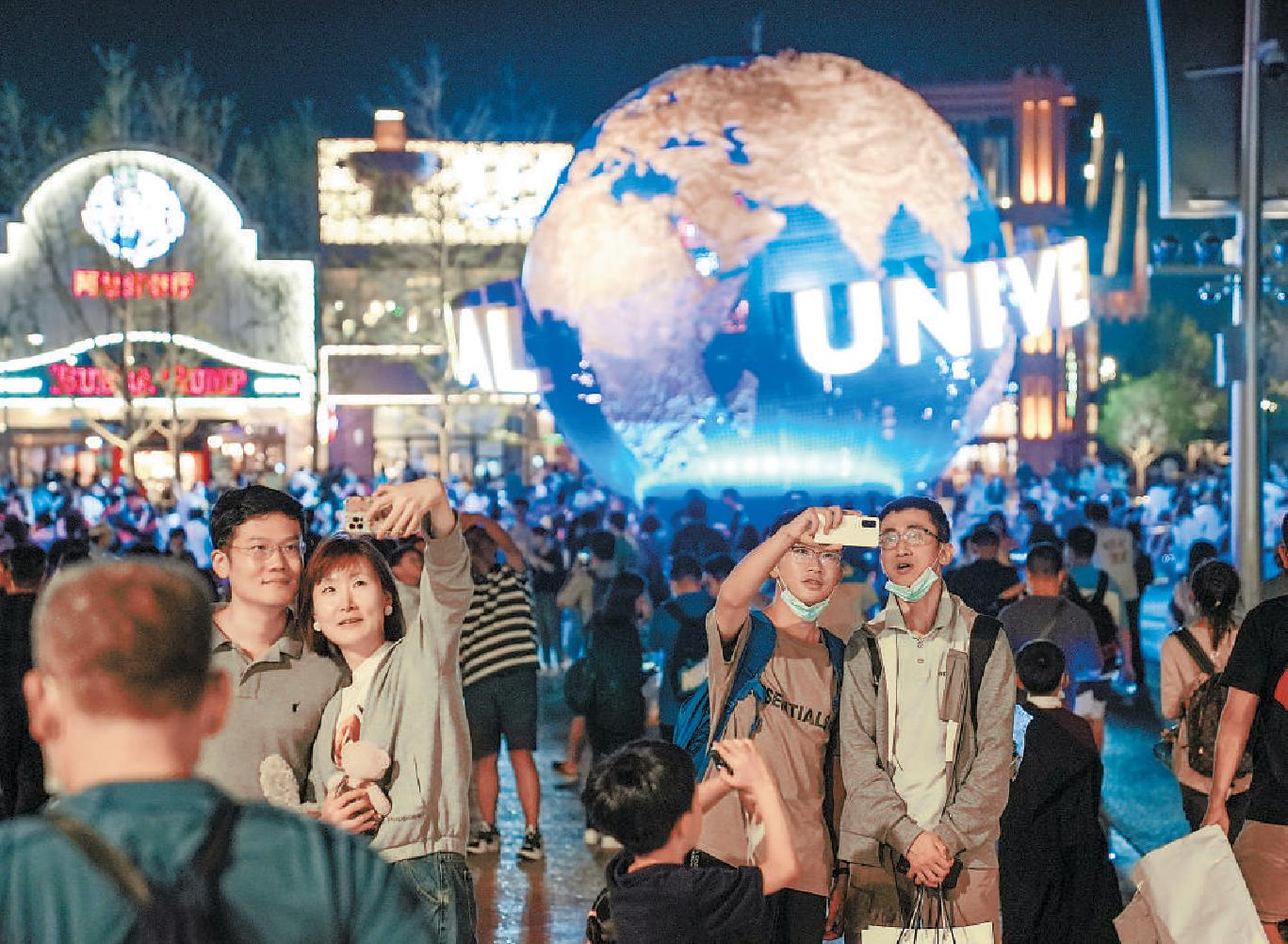 试运营时辰，环球影城游东谈主如织。