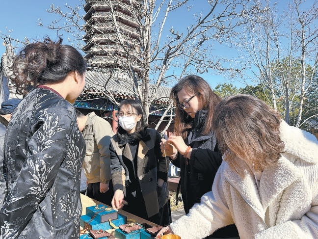 燃灯塔下的国风市集吸引游客驻足。