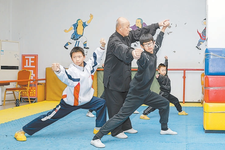 高士忠正在指导学生们学习陆辛庄少林武术。