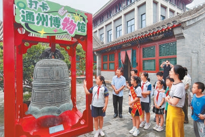 “运河小小宣传员”在通州区博物馆讲解。