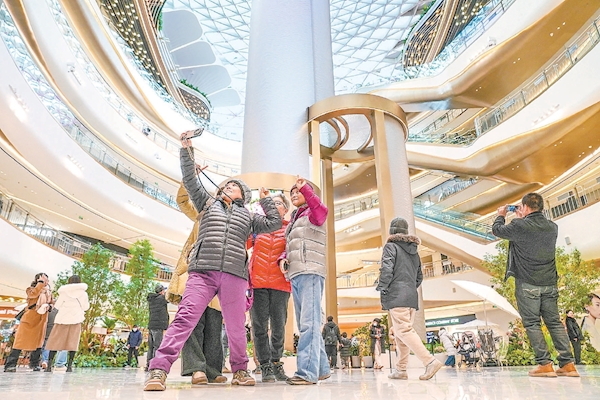 市民游客打卡湾里。