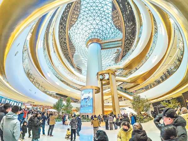 湾里悬水之境引得游客市民纷纷打卡拍照。