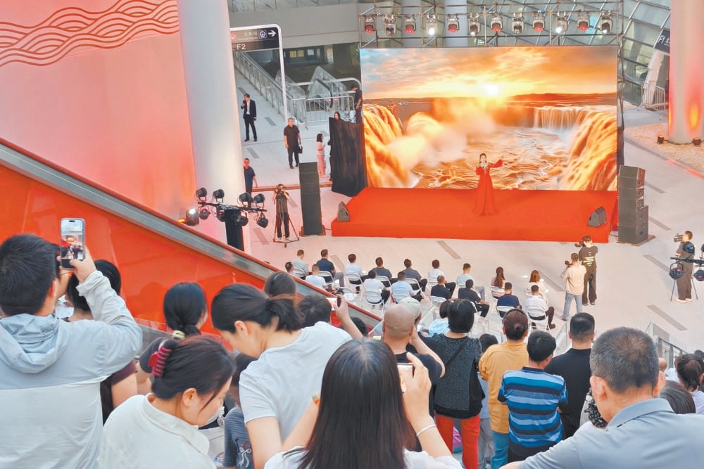 通运街道在北京通州站古树广场前举办音乐会。 通运街道在北京通州站古树广场前举办音乐会。
