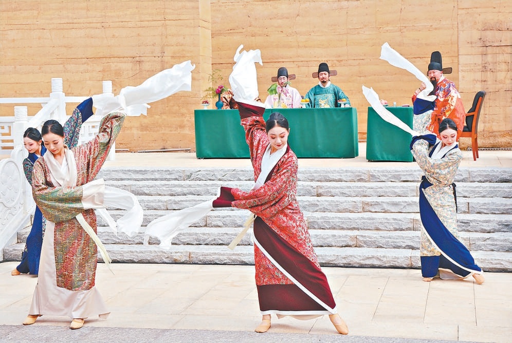“运河时尚秀场·盛夏雅集”传统服饰礼仪秀演在故城遗址公园举办。 “运河时尚秀场·盛夏雅集”传统服饰礼仪秀演在故城遗址公园举办。
