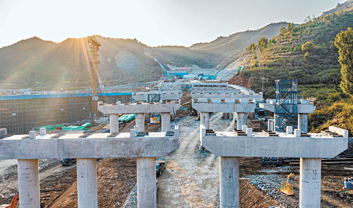 黑龙关2号隧道外，一座座桥梁高墩已经拔地而起。