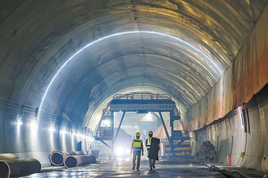 牛角胡隧道已突破1000米掘进大关，建设者实行“两班倒”，24小时不停工，高质量推进建设。