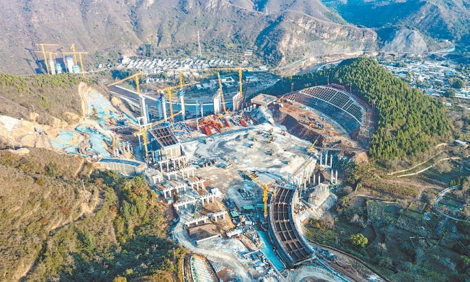 佛子庄互通立交包含1个全线唯一的服务区，因为建在山沟里，需填土方60万立方米，最高填高34米。