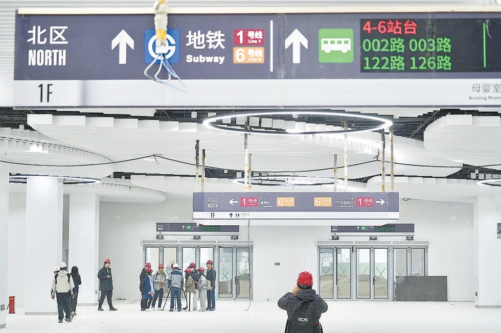 苹果园综合交通枢纽工程目前进入收尾阶段。