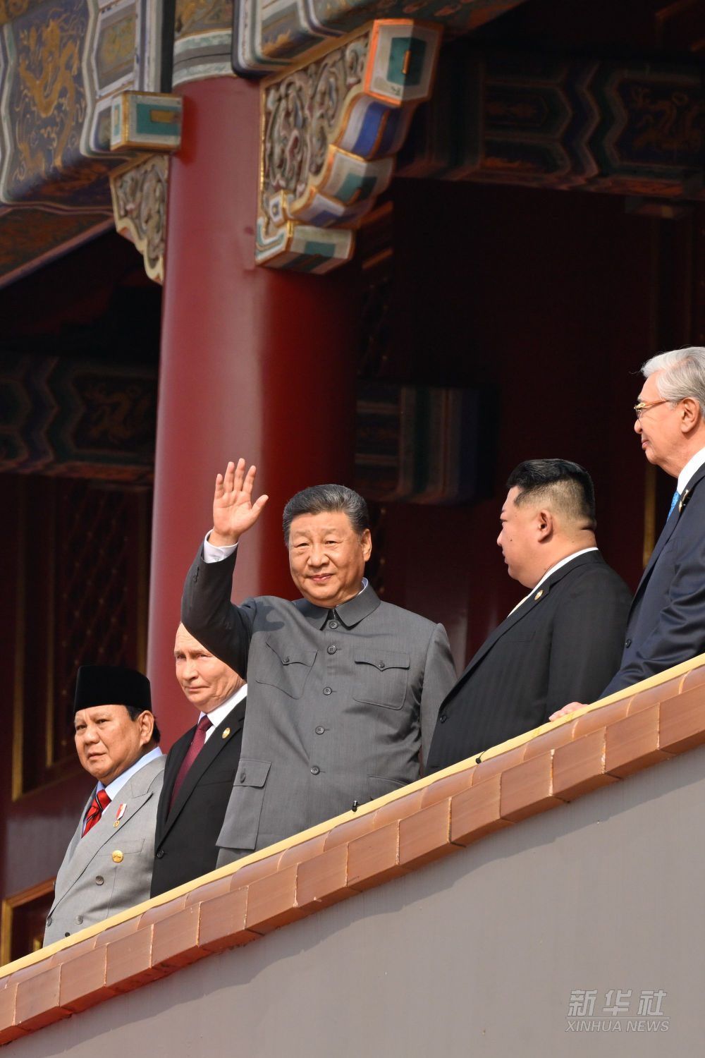 习近平来到天安门城楼主席台