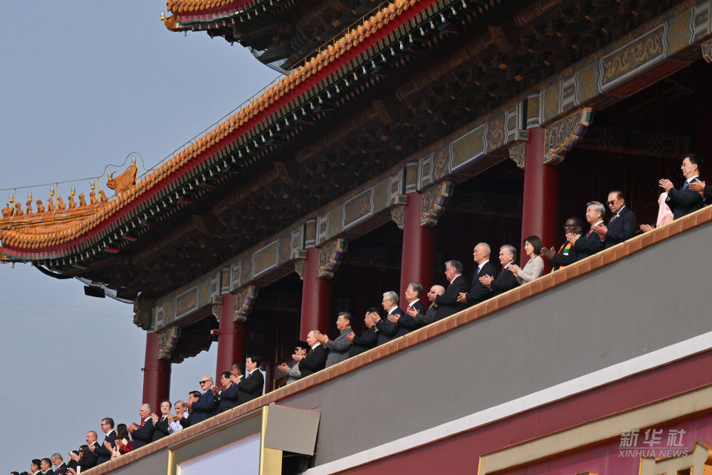 习近平来到天安门城楼主席台