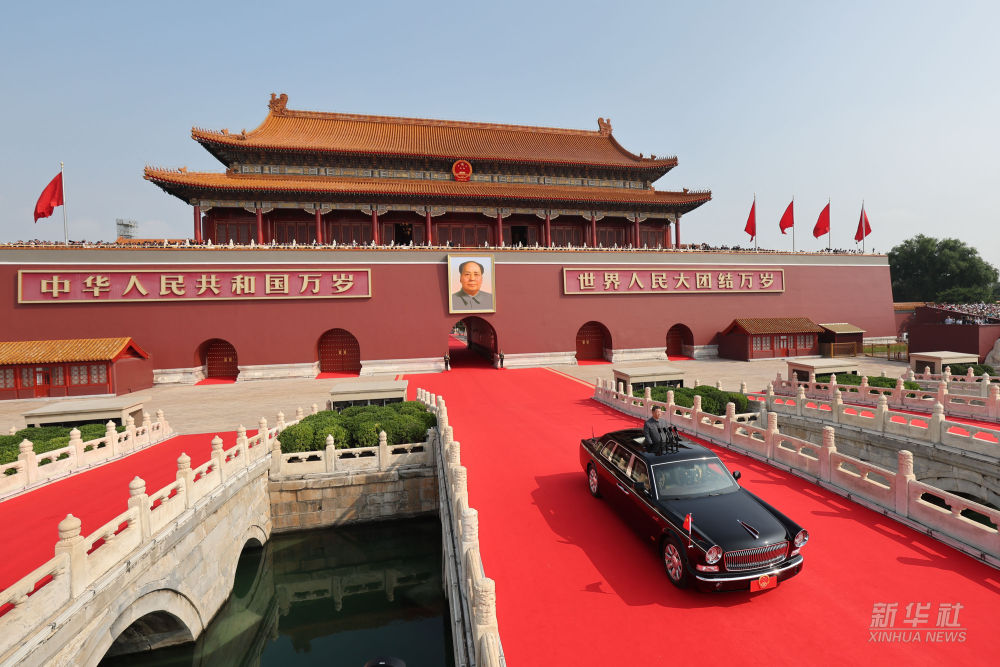 习近平乘检阅车经过金水桥驶上长安街
